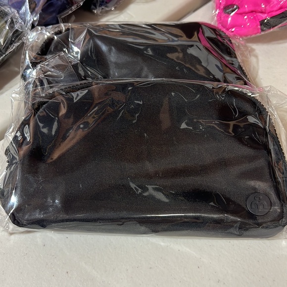 NAVY Lux-Lux Belt Sling Crossbody Bags Fanny Pack Travel Gift Giving NWT - Picture 9 of 14